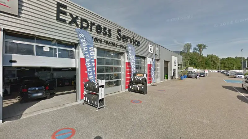 Vue de la rue devant Express Service Sans Rendez-Vous, La Motte-Servolex