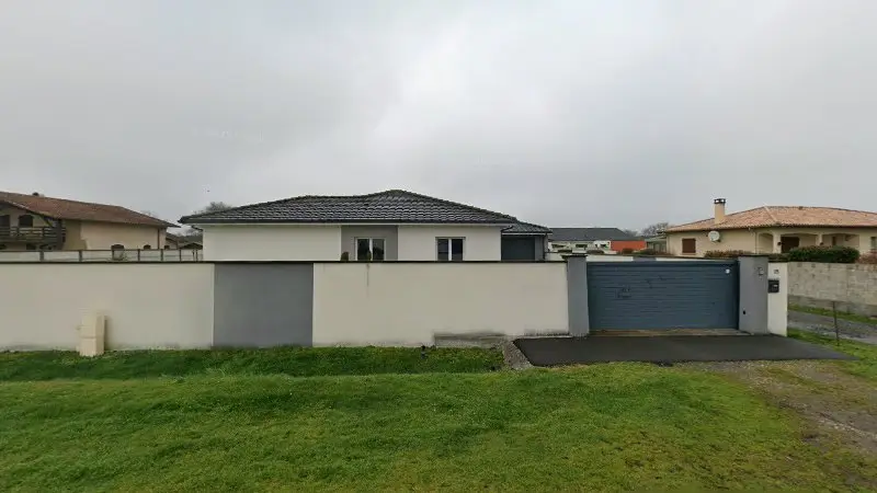 Vue de la rue devant Amaglass, réparation et remplacement de pare-brise (33), Mios
