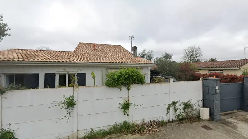 Vue de la rue devant Mérignac Pare-Brise SARL, Lacanau
