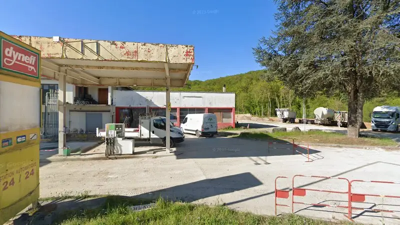 Vue de la rue devant Nord-Isere Pieces Motos, Saint-Hilaire-de-Brens