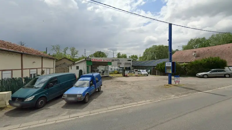 Vue de la rue devant Eurorepar Garage Du Parc, La Guerche-sur-l'Aubois