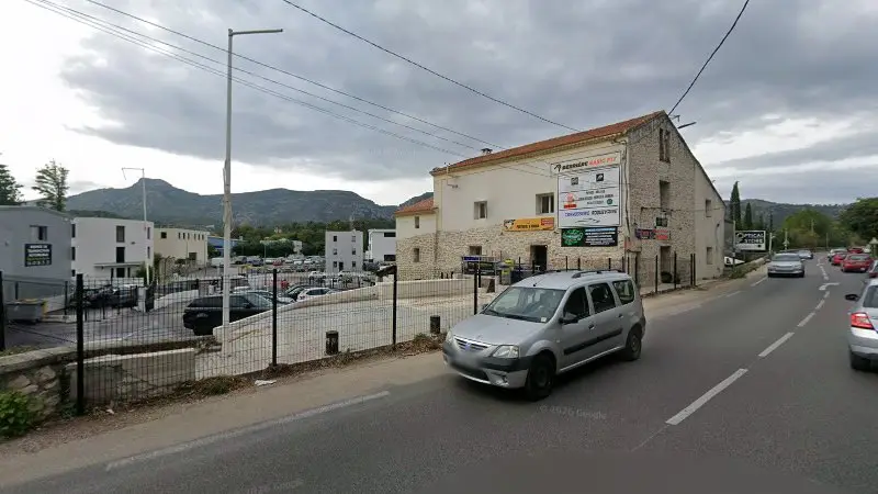 Vue de la rue devant S.A.S CARROSSERIE ROQUEVAIRE, Roquevaire