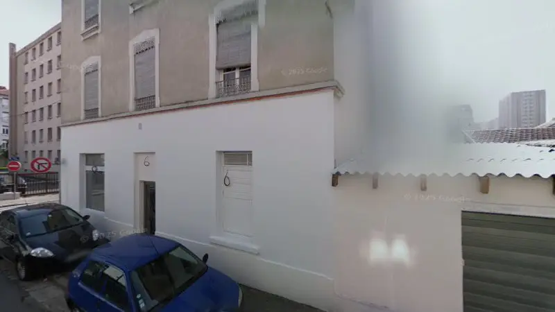 Vue de la rue devant Carrosserie Ambre, Villeurbanne