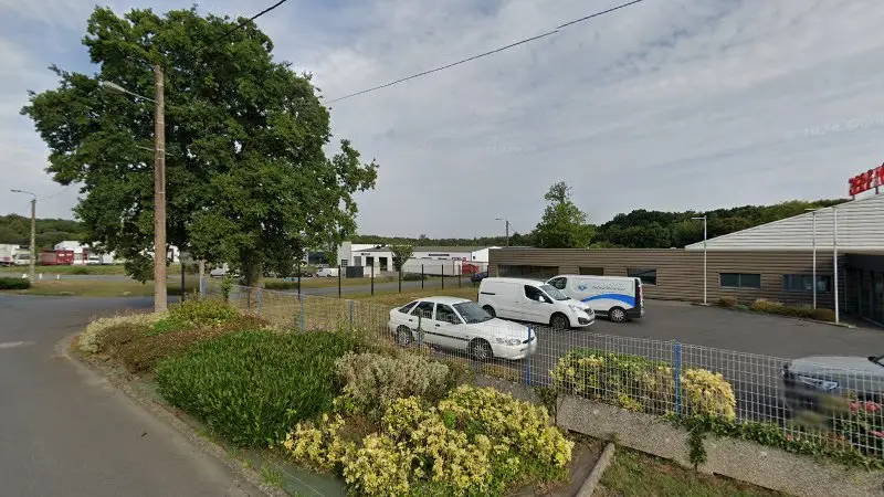 Vue de la rue devant Point S - Saint-Samson-sur-Rance (Breizh Tyres), Saint-Samson-sur-Rance