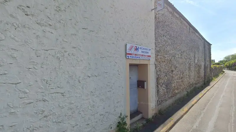 Vue de la rue devant Ateliers des Roissys Hauts, Mennecy