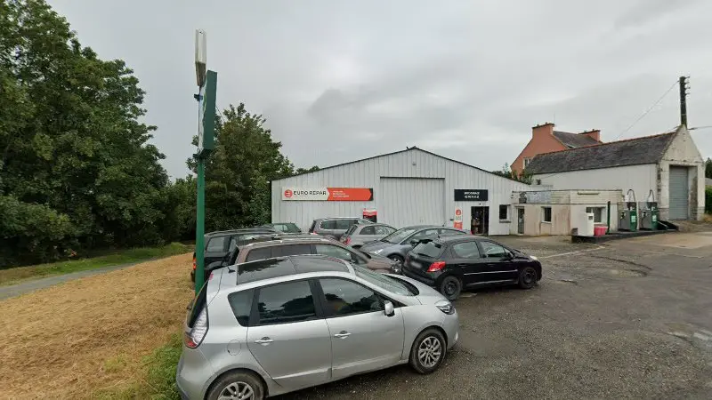 Vue de la rue devant Eurorepar Car Service MDC GARAGE, Saint-Thégonnec Loc-Eguiner