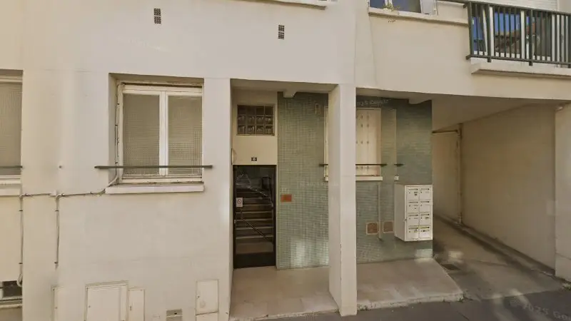 Vue de la rue devant Service Auto France, Caen