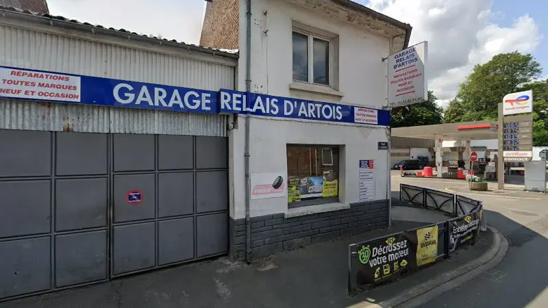 Vue de la rue devant Garage relais d artois, Barlin