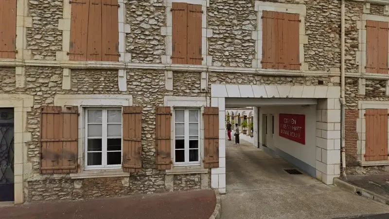 Vue de la rue devant SARL GARAGE LACOURREGE-DUVIGNAU - Citroën, Hagetmau