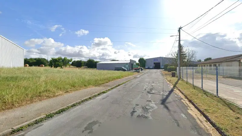 Vue de la rue devant DEKRA Technical Inspection Center, Brioux-sur-Boutonne