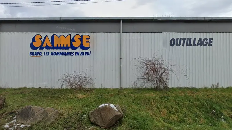 Vue de la rue devant Carrosserie Garage AD EXPERT ATHLAN, Tarare