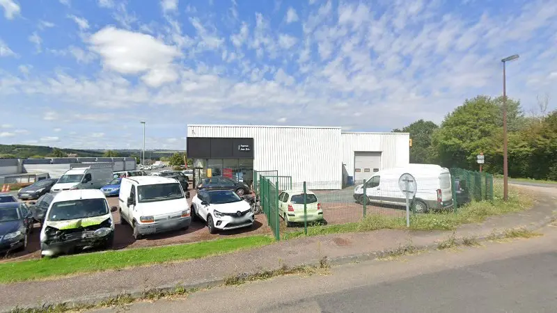 Vue de la rue devant Renault Garage Jean, Thury-Harcourt-le-Hom