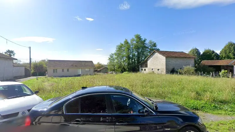 Vue de la rue devant Redline perf’ - Reprogrammation moteur (partenaire ACSPerf’), conversion éthanol (e85), montage de pièce performance, soudure, Carresse-Cassaber