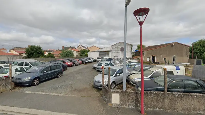 Vue de la rue devant Garage Blandin – vente, réparation entretien, carrosserie, les Cerqueux, Les Cerqueux