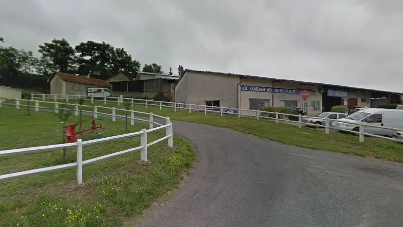 Vue de la rue devant Garage SARL LION CRAMPE - AGRI SERVICES, Momas