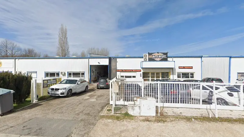 Vue de la rue devant Ms Auto Sport, Saint-Jean-de-Soudain