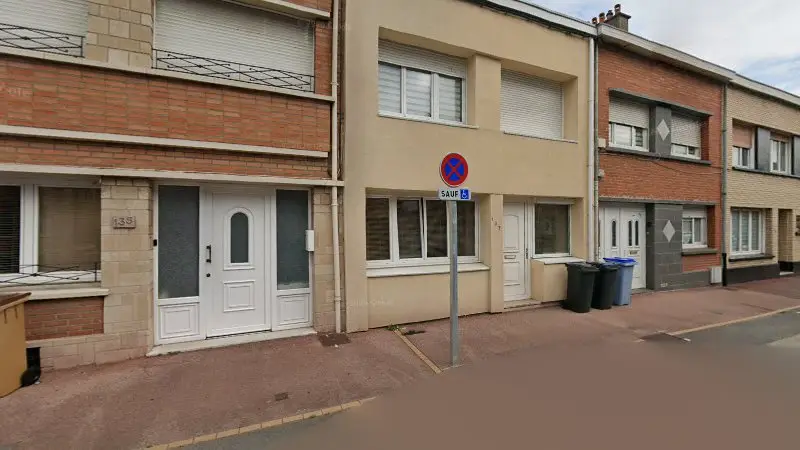 Vue de la rue devant Garage à domicile. TRUCK LIGHT INTERVENTIONS, Coudekerque-Branche