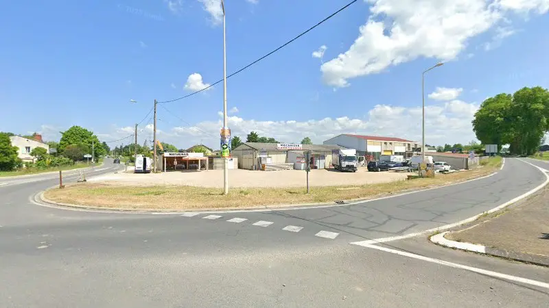 Vue de la rue devant Mecanique Carrosserie, Saint-Avit-Saint-Nazaire
