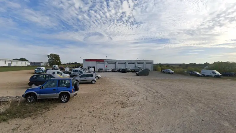Vue de la rue devant Motrio - Garage Eric Daussan, Liffol-le-Grand