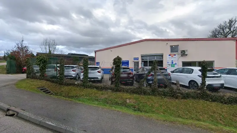 Vue de la rue devant Carrosserie Bellevue, Condat-sur-Vienne