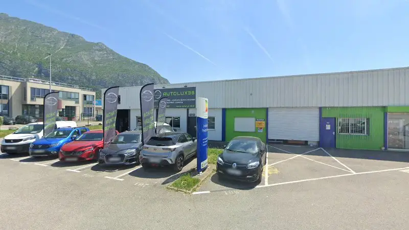 Vue de la rue devant TOP GARAGE - AUTOLUX 38, Saint-Égrève