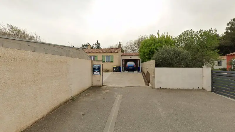 Vue de la rue devant Pierre Cobetto Garage Passion-méca, Vernègues
