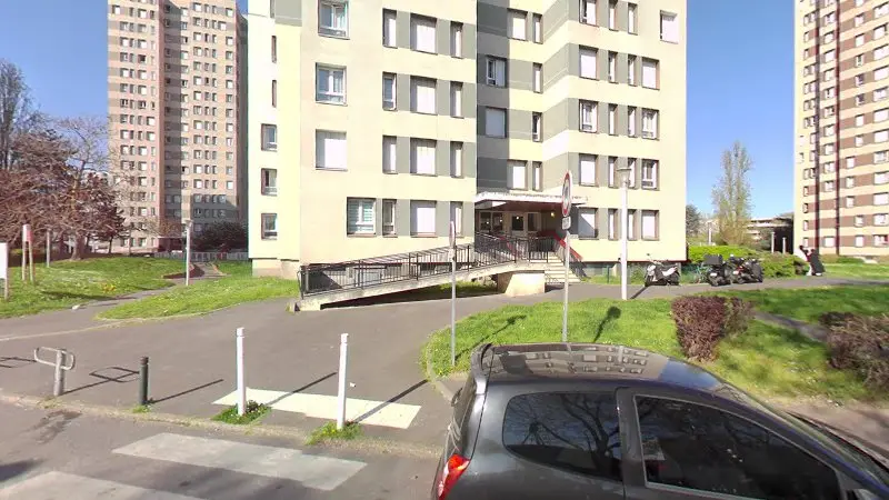 Vue de la rue devant PNEUMATIQUE IDF - Dépannage Pneu Paris, Nanterre
