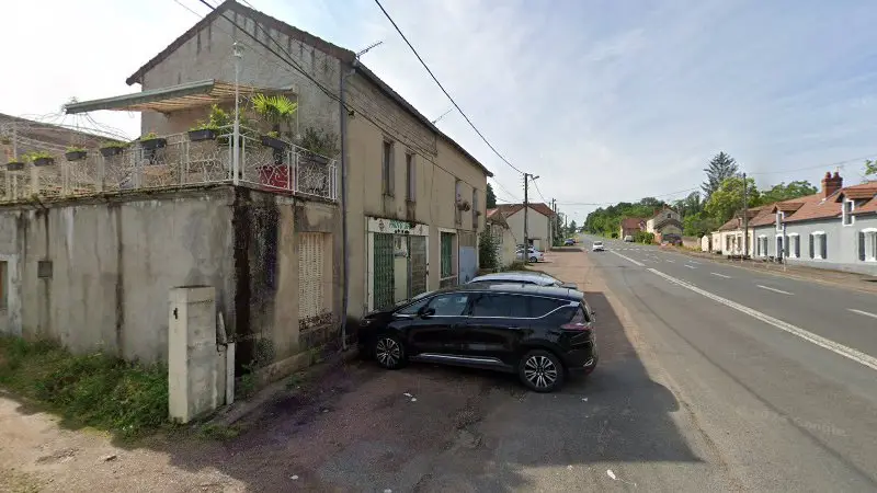 Vue de la rue devant Carrosserie Industriel Plagny, Sermoise-sur-Loire