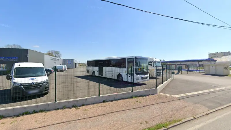 Vue de la rue devant Garage Poids Lourds Des Senets, Varennes-Vauzelles