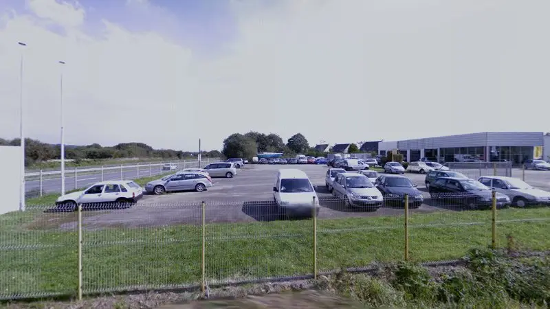 Vue de la rue devant Garage Sopa - Agence Renault et Dacia, Plougastel-Daoulas