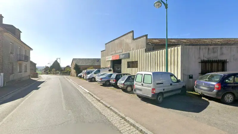 Vue de la rue devant Garage Marie Bernard, Caumont-sur-Aure