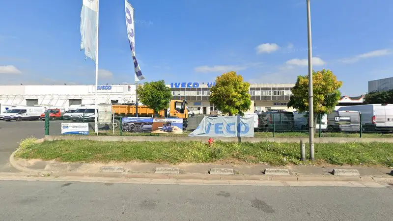 Vue de la rue devant Le Poids Lourd 94 - VIS Orly Iveco et Fiat Pro, Orly