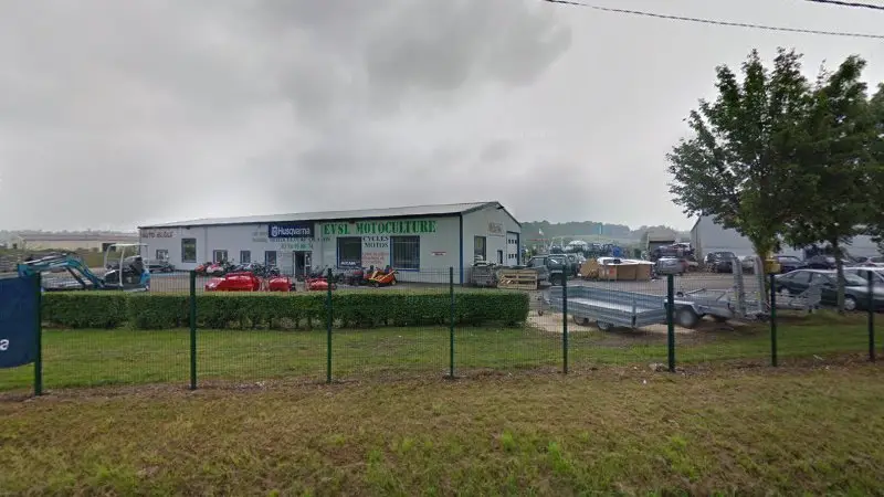 Vue de la rue devant CHARNY MOTOCULTURE, Charny Orée de Puisaye