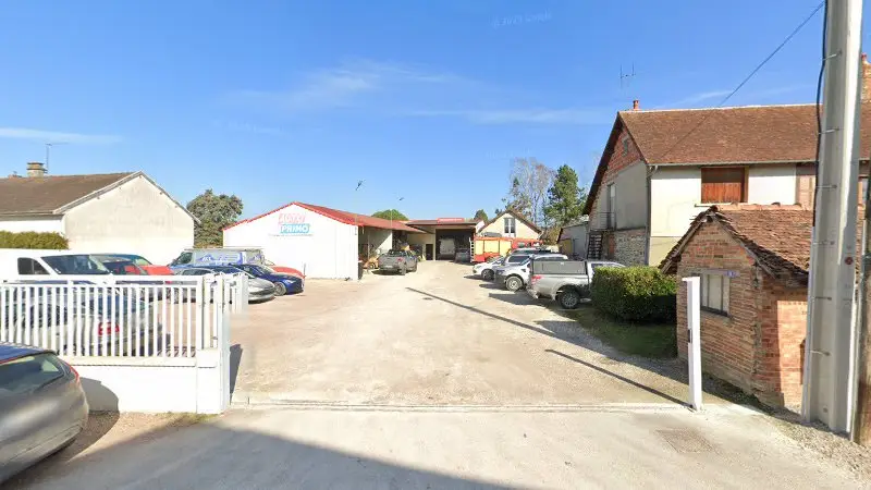 Vue de la rue devant Carrosserie Hugot, Lusigny-sur-Barse