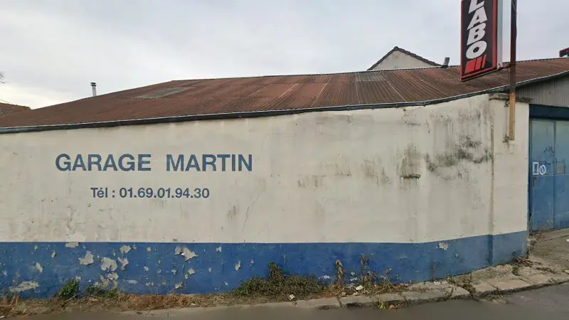 Vue de la rue devant Garage Martin, La Ville-du-Bois