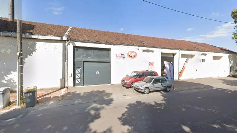 Vue de la rue devant KM AUTO PIECES ET REPARATIONS, Dijon