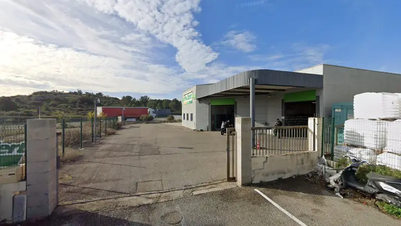 Vue de la rue devant France Pare-Brise - Chez Feu Vert, Les Angles
