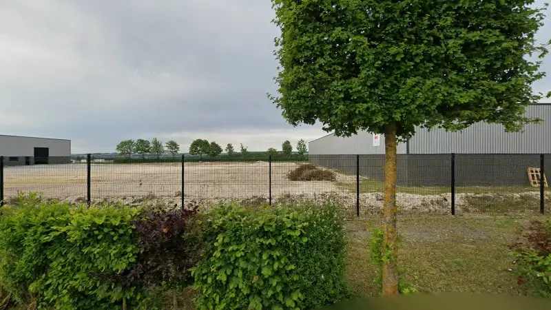 Vue de la rue devant Fred Auto Sport Amiens, Saint-Sauveur