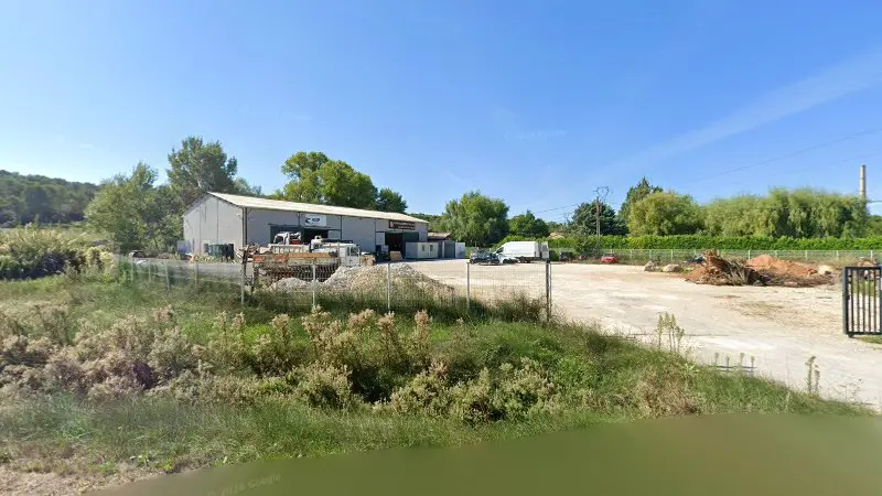 Vue de la rue devant Carrosserie les 2G, Fuveau