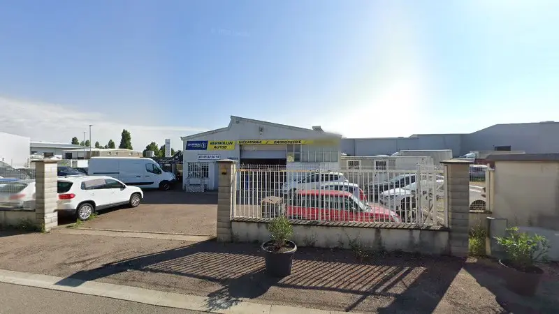 Vue de la rue devant BERNOLLIN AUTOS, Varennes-le-Grand