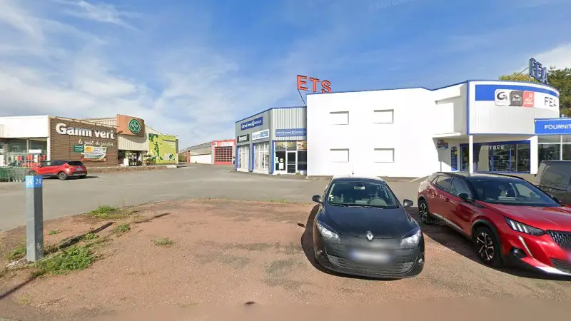Vue de la rue devant C.I.B Sud-Ouest Carrosserie Industrie Bâtiment, Gond-Pontouvre