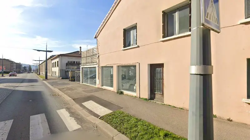 Vue de la rue devant Garage des Platanes, Le Chambon-Feugerolles