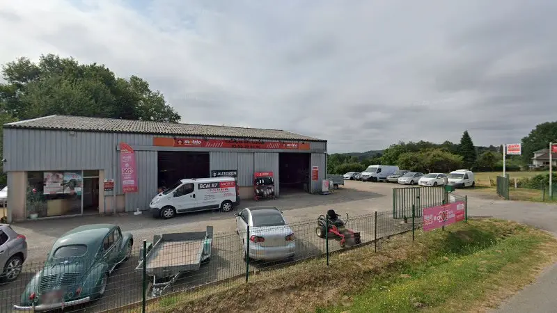 Vue de la rue devant Garage Boussuge, La Jonchère-Saint-Maurice