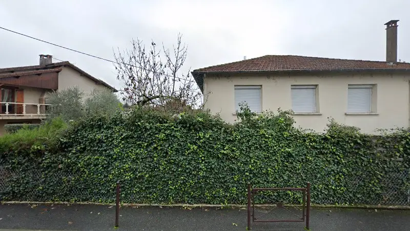 Vue de la rue devant Clinic Auto 47 Bon Encontre (pôle carrosserie), Bon-Encontre