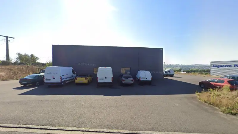 Vue de la rue devant DEKRA Technical Inspection Center, Condé-en-Normandie