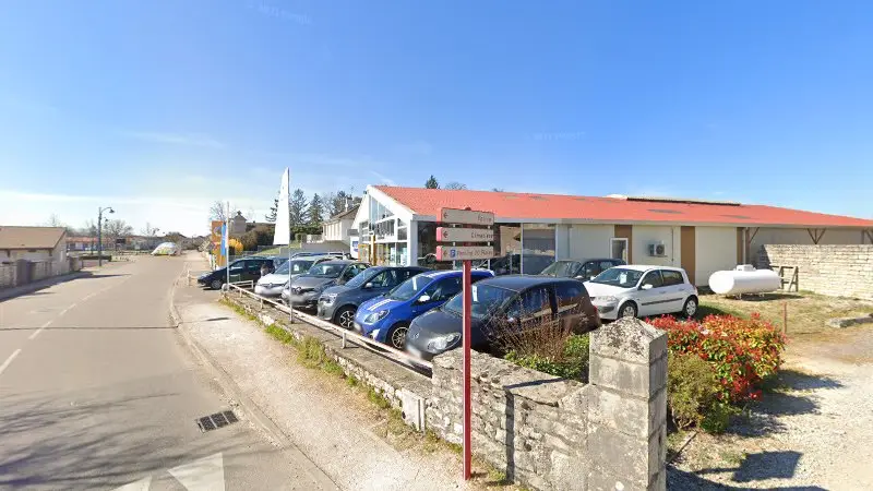 Vue de la rue devant Automobiles Philippe Cyprès, Fragnes-La Loyère