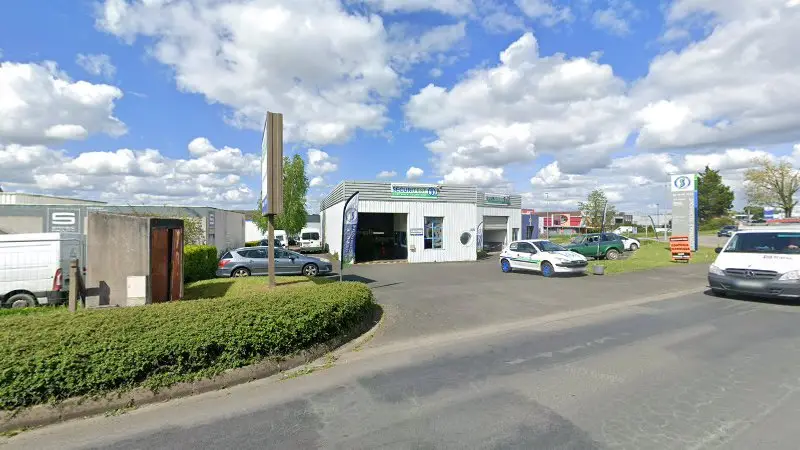 Vue de la rue devant Sécuritest Contrôle Technique Automobile Niort - Mendes France, Niort