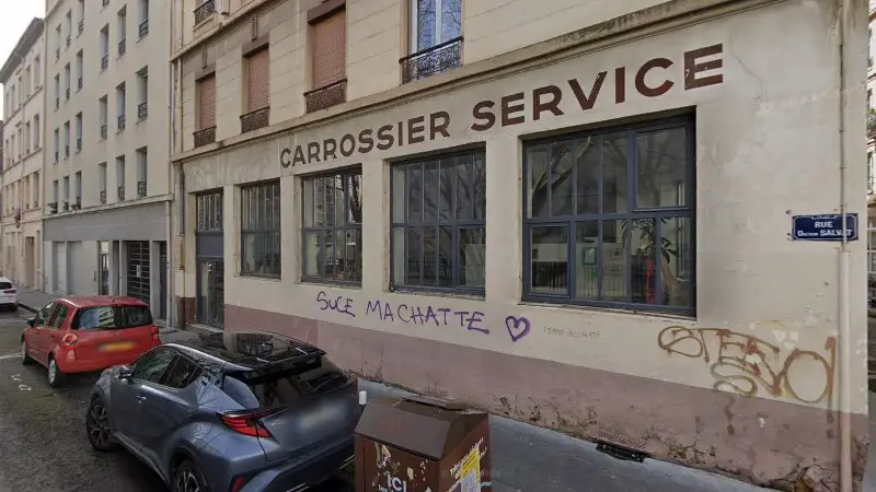 Vue de la rue devant Carrossier Service, Lyon