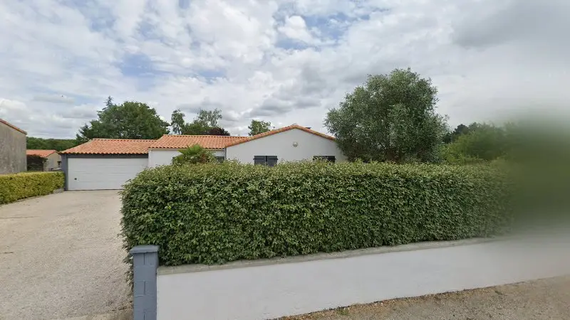 Vue de la rue devant RGD AUTOMOBILES, Maisdon-sur-Sèvre