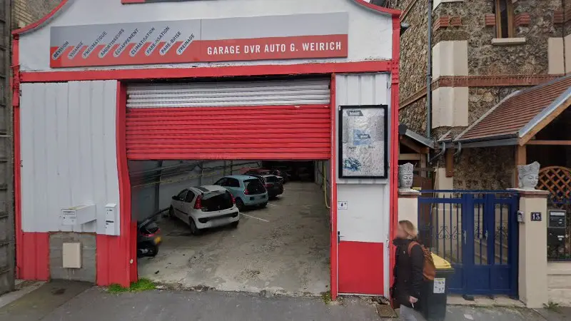 Vue de la rue devant Motocraft Proche Et Pro A La Fois, Reims